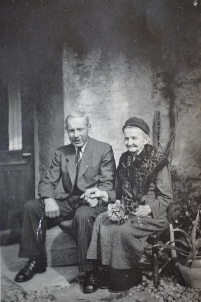 Le Päite et la Naine, arrière-grands-parents maternels de Philippe Michelot, dans leur village de Médières dans le Doubs