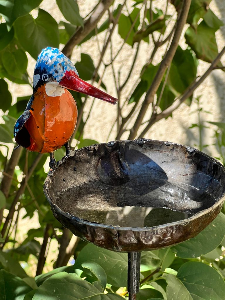 Abreuvoir pour oiseaux avec sculpture artistique au jardin du Mas des Figues, accueil de la faune sauvage à Saint-Rémy-de-Provence
