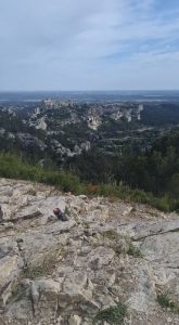 Vue panoramique du village des Baux-de-Provence depuis un sentier rocheux