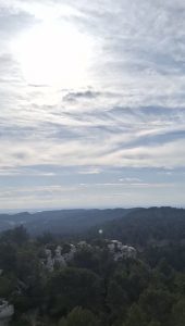 Ciel nuageux au-dessus du paysage des Alpilles au coucher du soleil