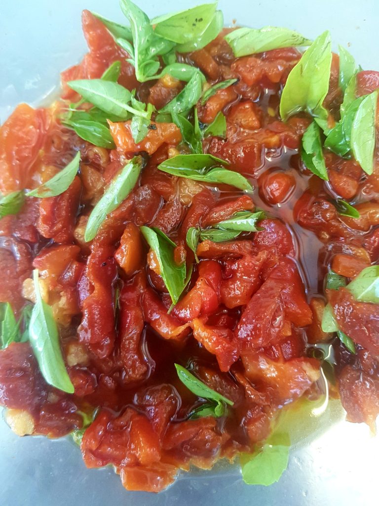 Concassée de tomates fraîches au basilic du potager bio au Mas des Figues, recette garden-to-table à Saint-Rémy-de-Provence