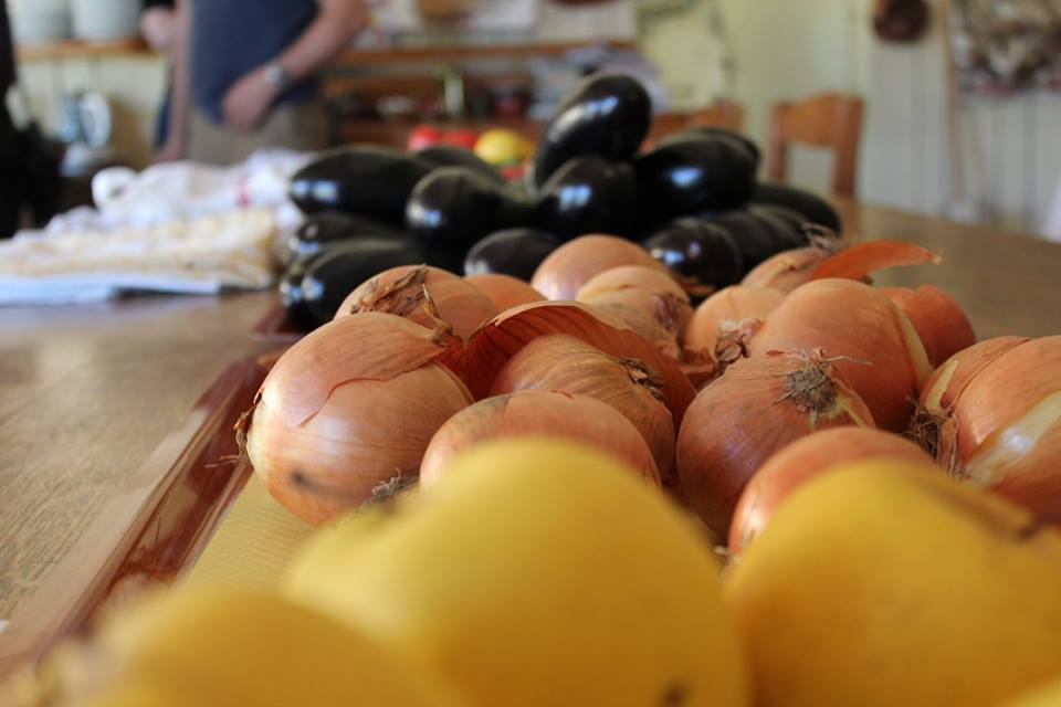 Cours de cuisine provençale au Mas des Figues : préparation d'aubergines bio à la poêle, atelier culinaire à Saint-Rémy-de-Provence