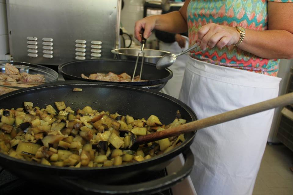 Cours de cuisine au Mas des Figues : oignons et aubergines bio du potager en permaculture pour atelier culinaire à Saint-Rémy-de-Provence