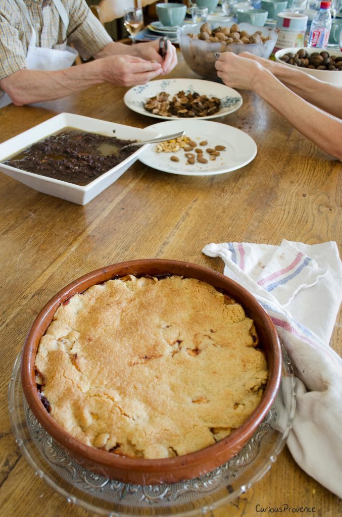 Crumble aux fruits maison et plateau de noix au Mas des Figues, repas convivial et cours de cuisine à Saint-Rémy-de-Provence