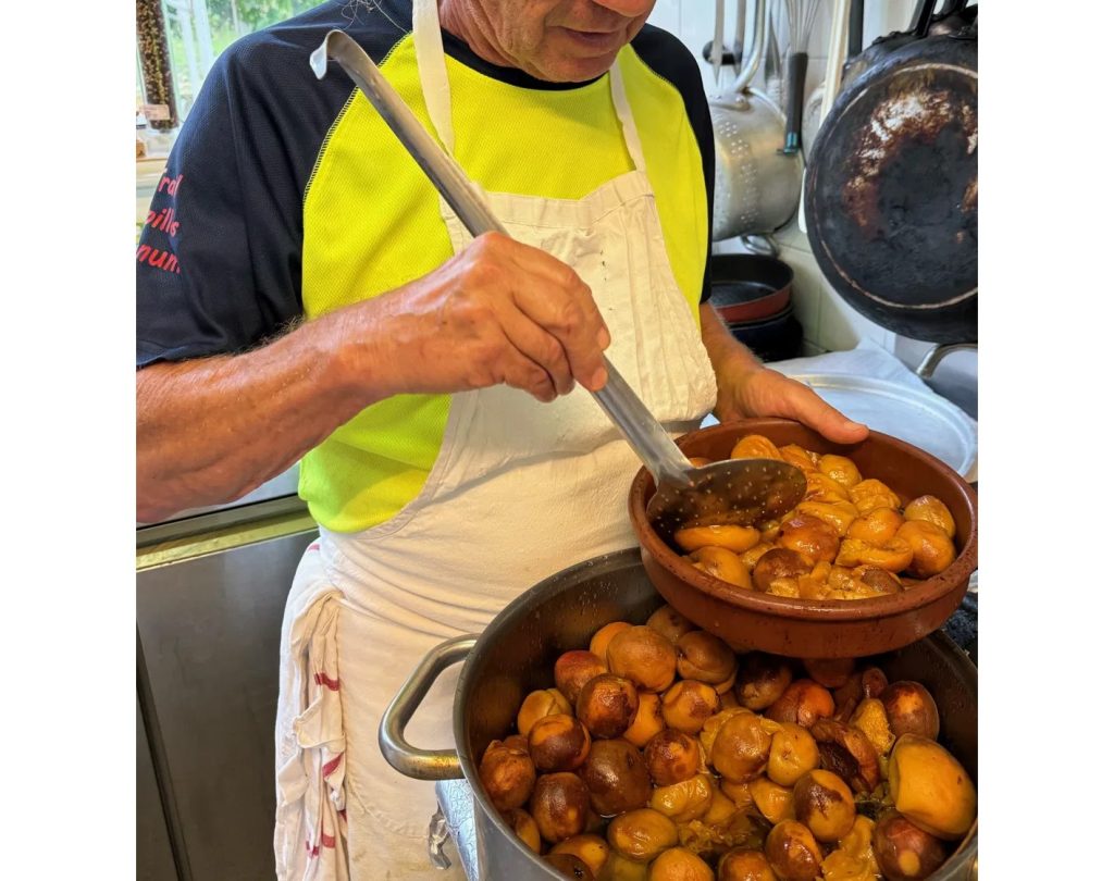 Philippe Michelot préparant une confiture d'abricots du verger en cuisine au Mas des Figues, savoir-faire artisanal à Saint-Rémy-de-Provence