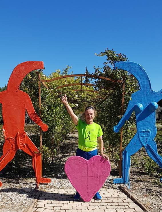 Philippe, fondateur du Mas des Figues, devant ses sculptures dans la roseraie de Saint-Rémy-de-Provence
