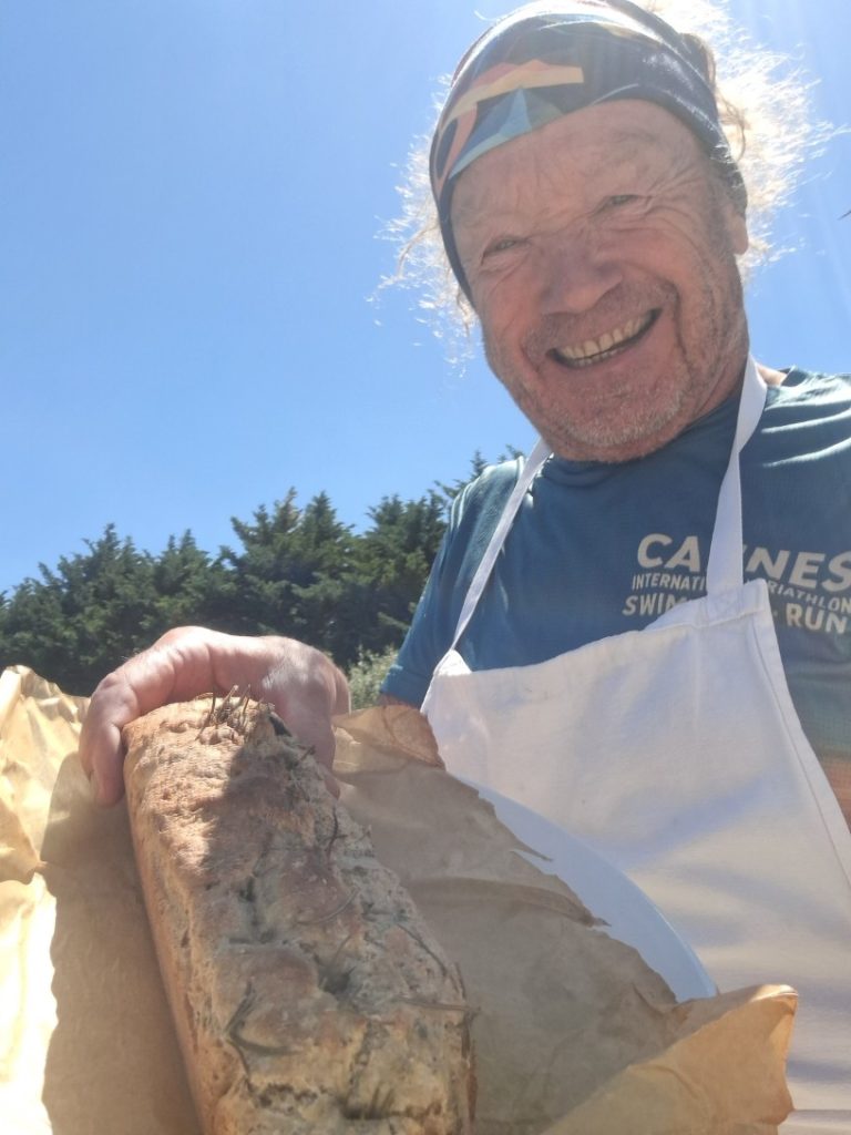 Philippe Michelot avec son pain aux herbes et romarin du jardin au Mas des Figues, boulangerie paysanne à Saint-Rémy-de-Provence