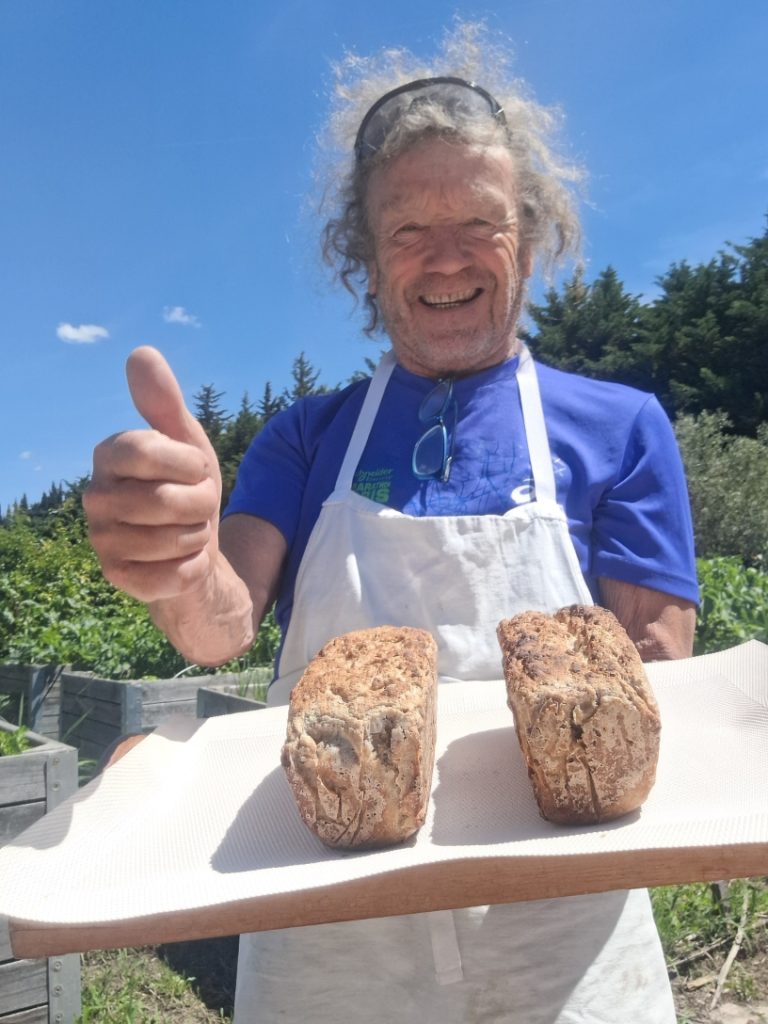 Philippe Michelot avec ses pains maison bio cuits au Mas des Figues, boulangerie paysanne à Saint-Rémy-de-Provence