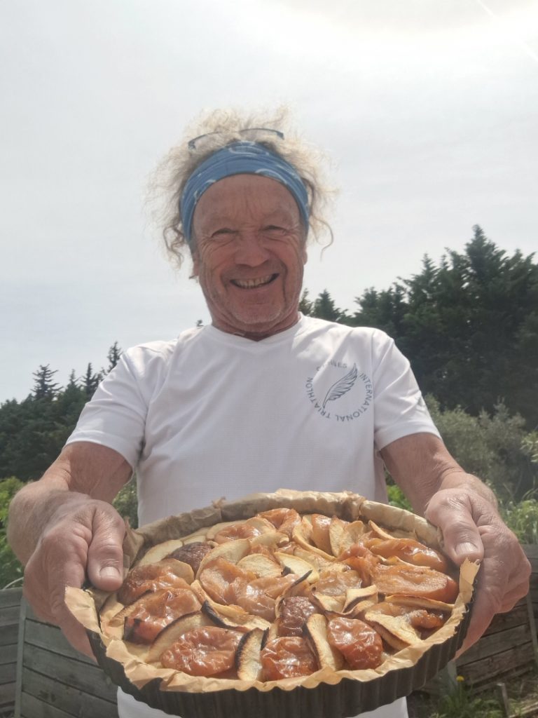 Philippe Michelot avec sa tarte aux fruits maison au Mas des Figues, cuisine garden-to-table à Saint-Rémy-de-Provence