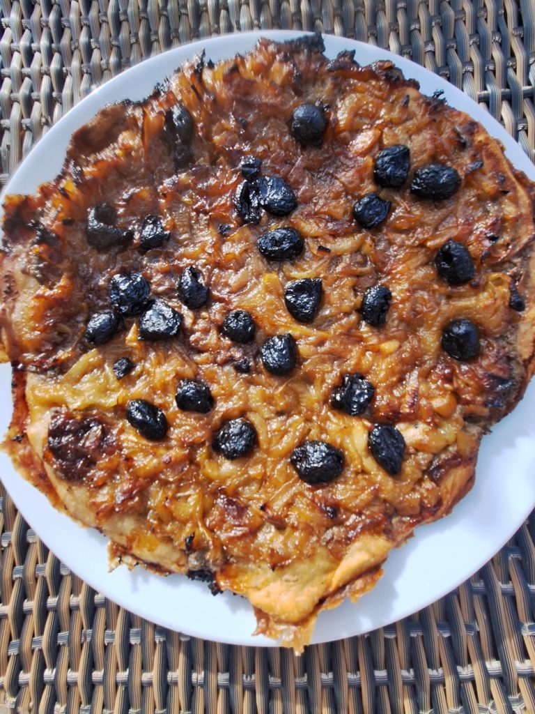 Pissaladière maison aux oignons et olives noires au Mas des Figues, spécialité provençale à Saint-Rémy-de-Provence