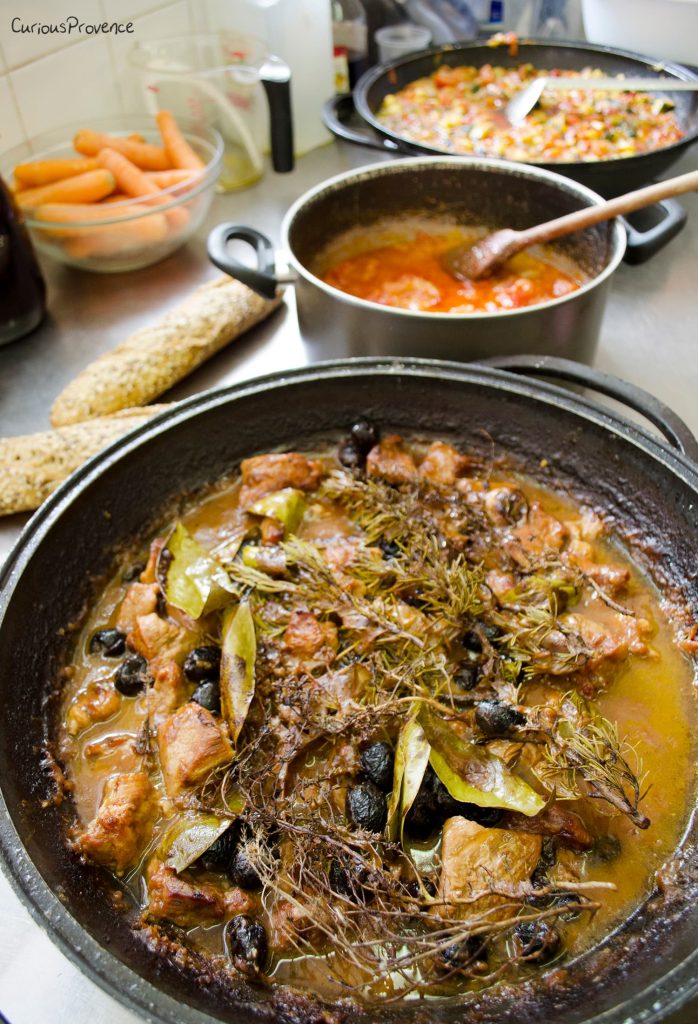 Sauté de veau aux olives noires et herbes de Provence du jardin au Mas des Figues, recette traditionnelle à Saint-Rémy-de-Provence