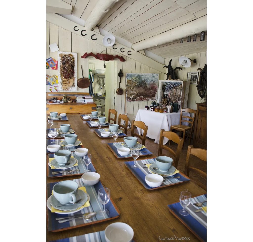 Table de petit-déjeuner provençal dressée à la maison d'hôtes du Mas des Figues, chambres d'hôtes bio à Saint-Rémy-de-Provence