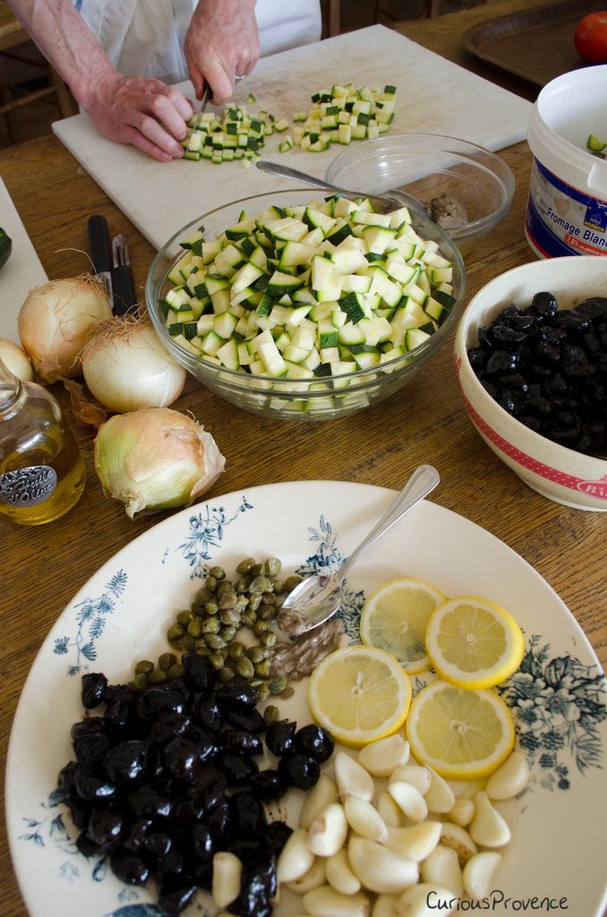 Préparation de la tapenade provençale au Mas des Figues avec olives noires, câpres, anchois, ail et huile d'olive bio, recette traditionnelle de Saint-Rémy-de-Provence